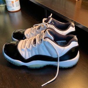 Air Jordan 11 retro concord lows (6.5Y)